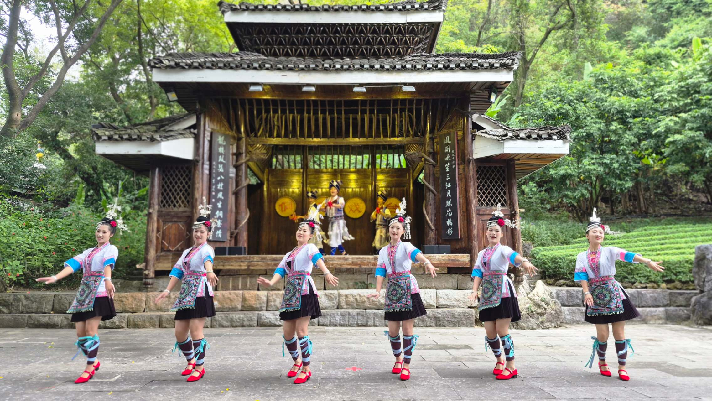 Peserta Tur Media Mitra ASEAN "China Up Close" Guangxi Menelusuri Harmoni Alam dan Budaya di Taman Longtan
