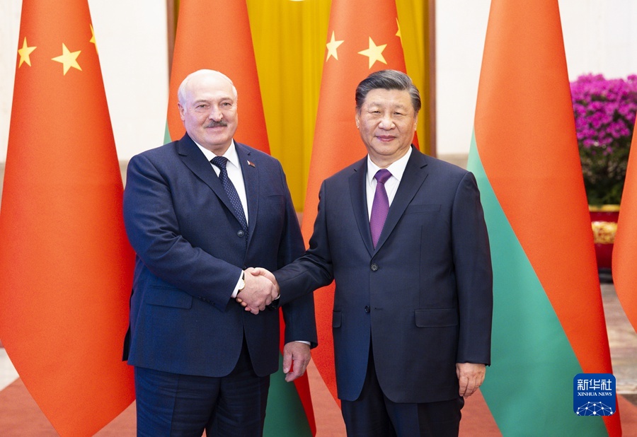 Presiden Tiongkok Xi Jinping mengadakan pembicaraan dengan Presiden Belarus Alexander Lukashenko yang sedang melakukan kunjungan kenengaraan di Beijing pada hari Rabu kemarin (01/03)