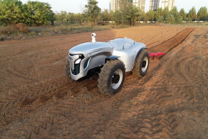 Dengan dukungan  teknologi seluler 5G traktor pertanian dengan mode self-driving juga dapat dikontrol dari jarak jauh untuk menjalankan berbagai fungsi cerdas