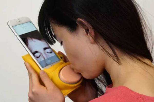 Walaupun ini hanya perangkat silikon lunak yang menekan bibir Anda