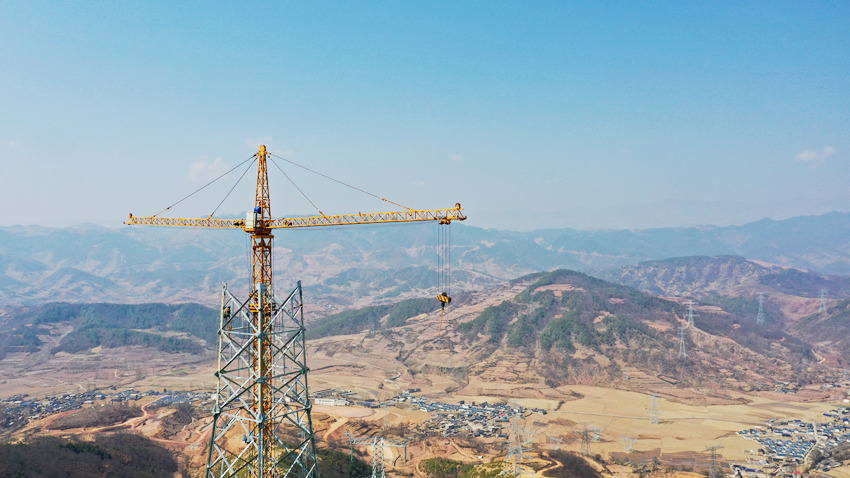 Menara Transmisi listrik setinggi 169 meter transmisi 500 kV selesai dibangun pada ketinggian 2