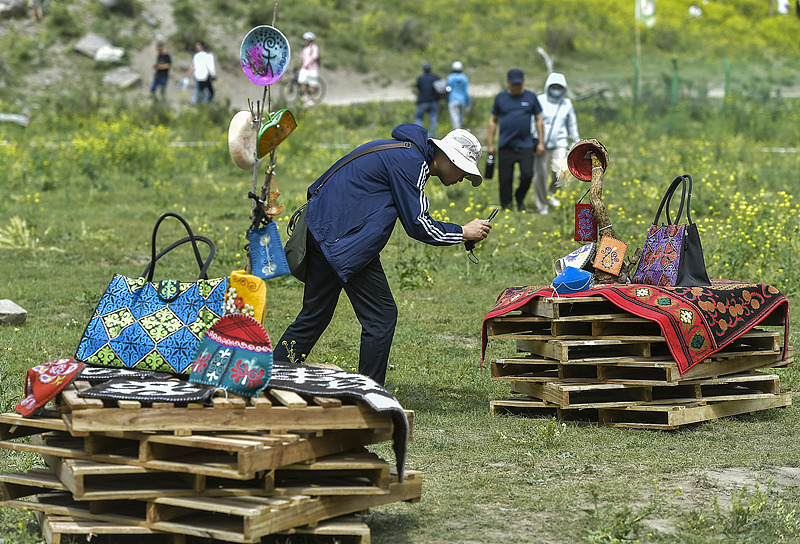 Menjahit Warisan, Penyulam Kazakh di Xinjiang Menjaga Tradisi