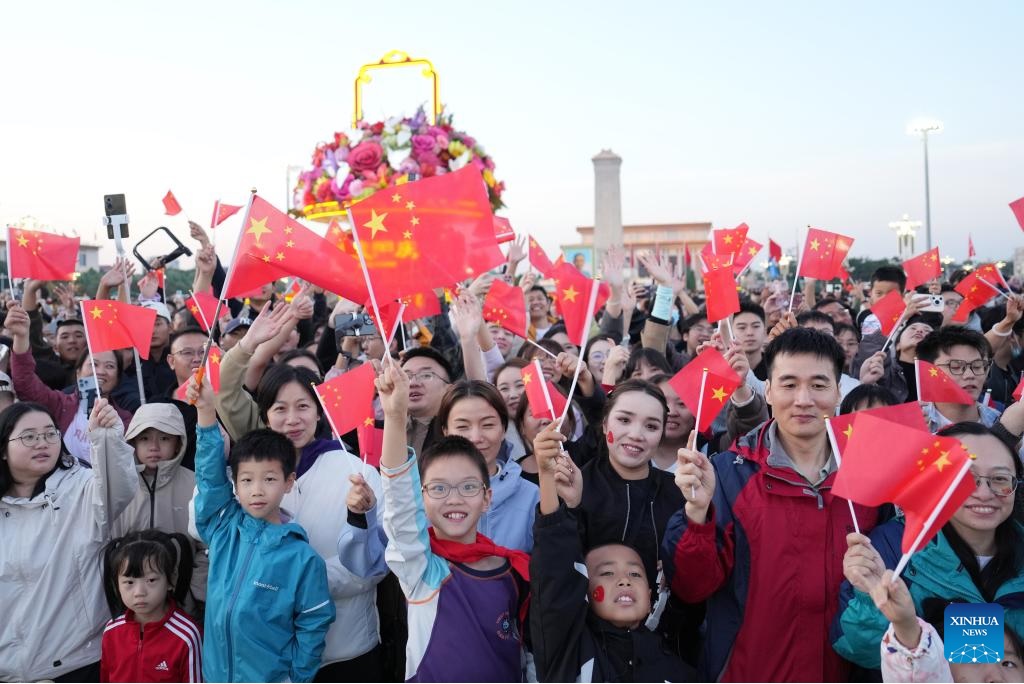 Upacara Pengibaran Bendera Di Lapangan Tian'anmen Menandai Ulang Tahun Ke-76 RRT