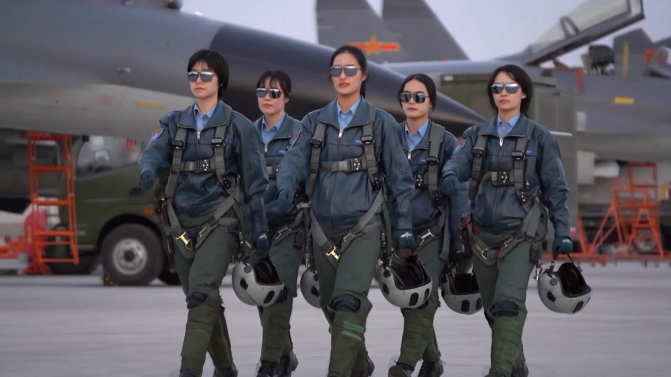 Lima pilot yang rata-rata usianya 23 tahun itu berasal dari Akademi Penerbangan Xi&#039;an Angkatan Udara Tentara Pembebasan Rakyat/People&#039;s Liberation Army (PLA)