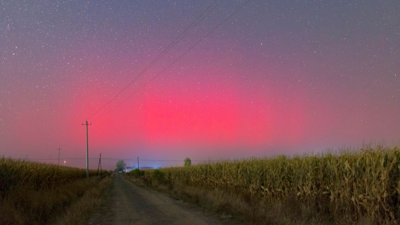 Pusat Cuaca Luar Angkasa Nasional Tiongkok menyebut badai ini umumnya tidak mempengaruhi kesehatan manusia tetapi biasanya membawa serta fenomena aurora