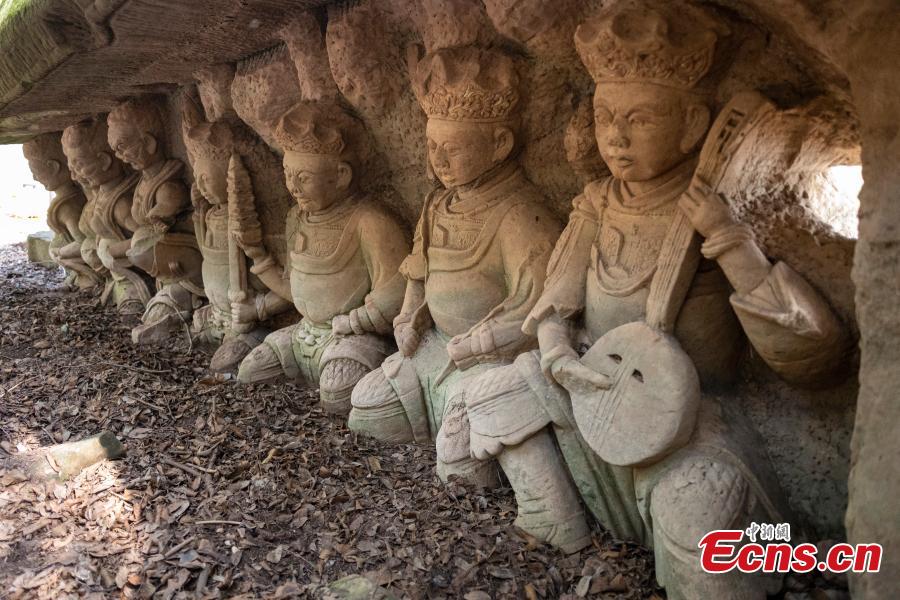 Patungbatu dari jaman Dinasti Tang  dan Song muncul setelah permukaan air Sungai Huai  di Kabupaten Anyue Provinsi Sichuan Tiongkok  surut