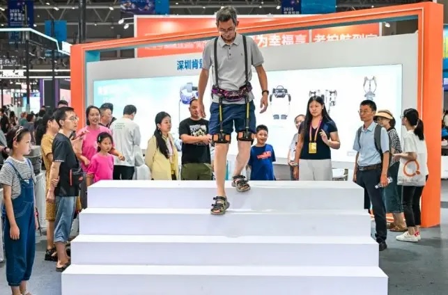 World Intelligent Industry Expo 2025 Dibuka di Chongqing, Pamerkan Rehabilitasi AI, Robot Perawatan Lansia, dan Inovasi Perawatan Lansia&#039; Pintar &#039; Baru