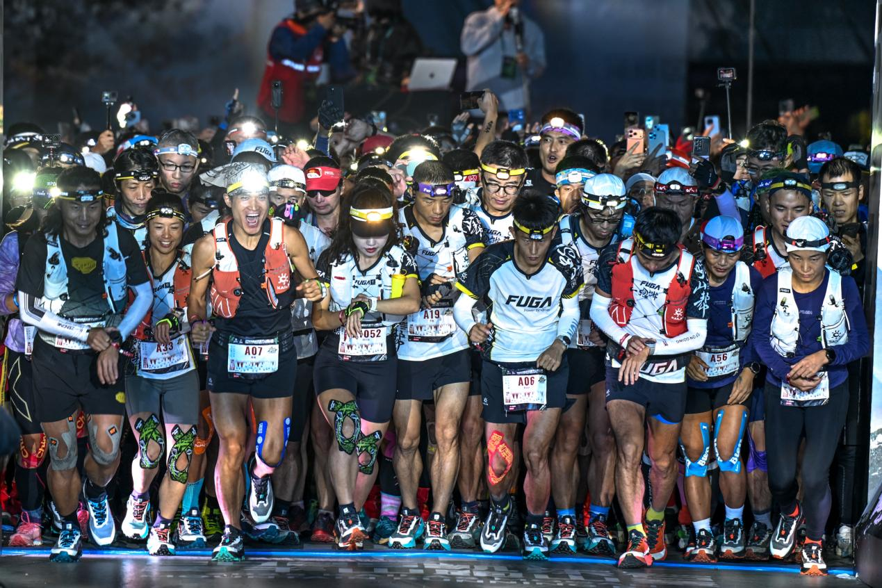Lomba Lari Menerangi pegunungan di Deqing, Tiongkok Timur