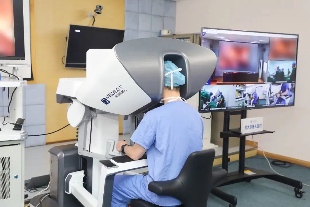 Ini merupakan operasi pengangkatan kandung empedu jarak jauh pertama di Tiongkok yang dilakukan melalui robot menggunakan teknologi 5G 
