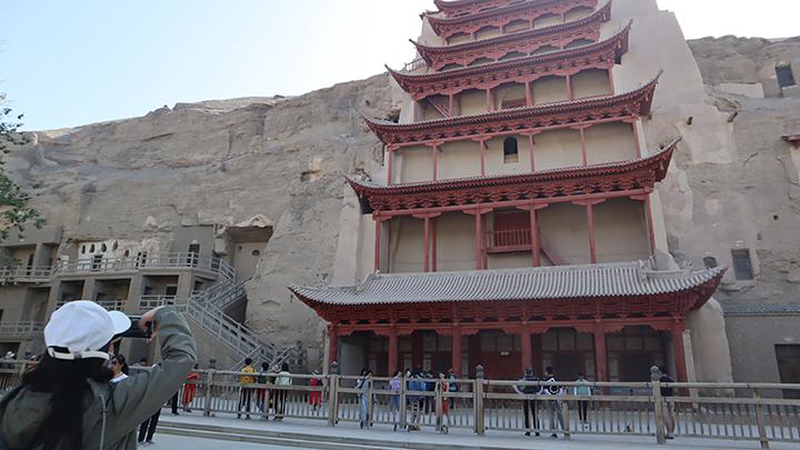 Gua Mogao menarik kunjungan banyak turis maupun pelestari yang datang ke Dunhuang semata-mata untuk melindungi warisan budaya yang amat berharga tersebut
