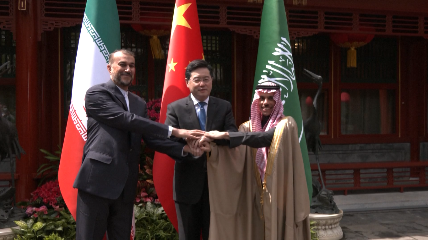 Anggota Dewan Negara Tiongkok dan Menteri Luar Negeri Qin Gang bertemu dengan Menteri Luar Negeri Arab Saudi Pangeran Faisal bin Farhan Al Saud dan Menteri Luar Negeri Iran Hossein Amir-Abdollahian di Beijing pada hari Kamis (06/04/2023) Menyaksikan dimulainya kembali hubungan diplomatik antara Arab Saudi dan Iran