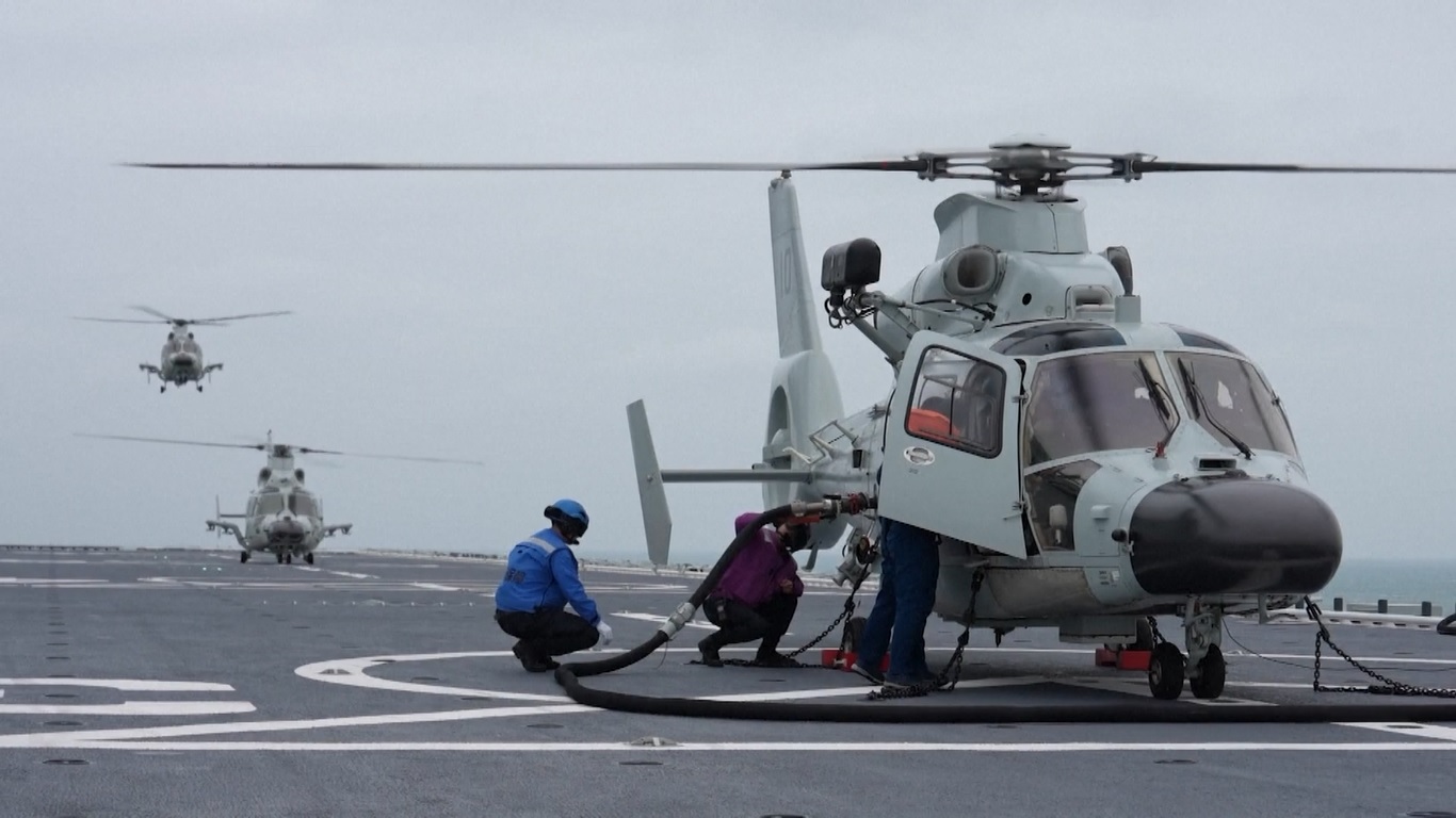 Helikopter yang ikut serta dalam latihan tersebut berkolaborasi dengan Landing Helicopter Dock Guangxi Mereka lepas landas secara berurutan di bawah komando menara kendali kapal